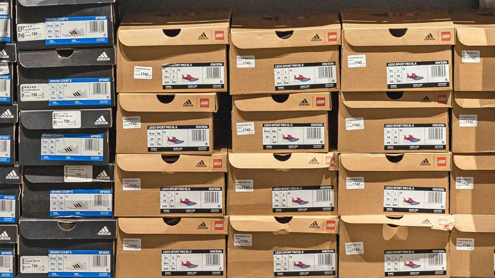 Cajas de calzado Adidas en su tienda