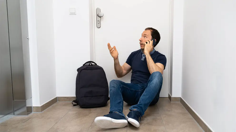 Hombre sentado en la puerta en su domicilio se da cuenta de que ha perdido las llaves