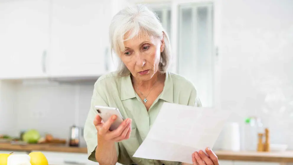 Una pensionista comprueba el estado de su pensi&oacute;n de la Seguridad Social