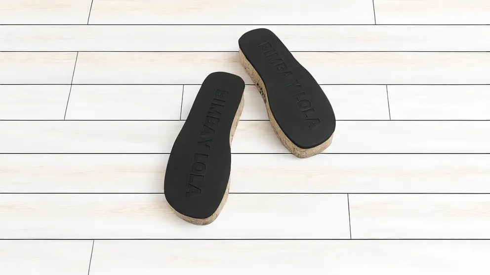 Sandalia plana yute acordonada de piel negra de Bimba y Lola