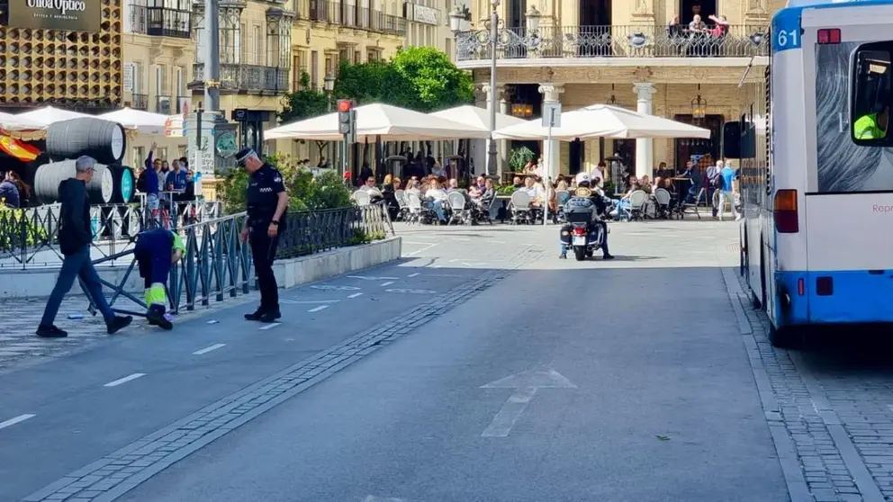 Un autob&uacute;s se lleva por delante la valla de seguridad de la Plaza Esteve | Cristo Garc&iacute;a