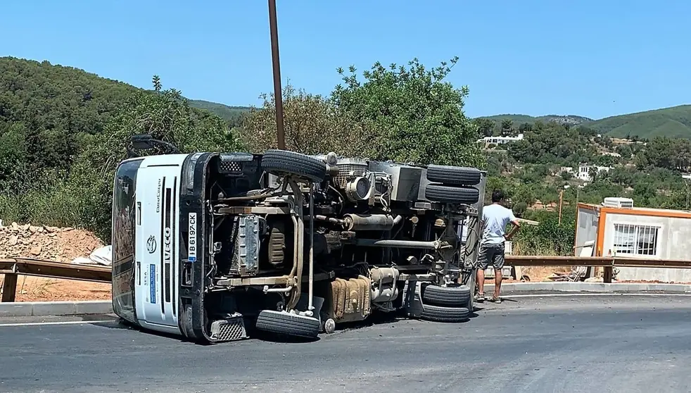 Cami&oacute;n volcado en la carretera