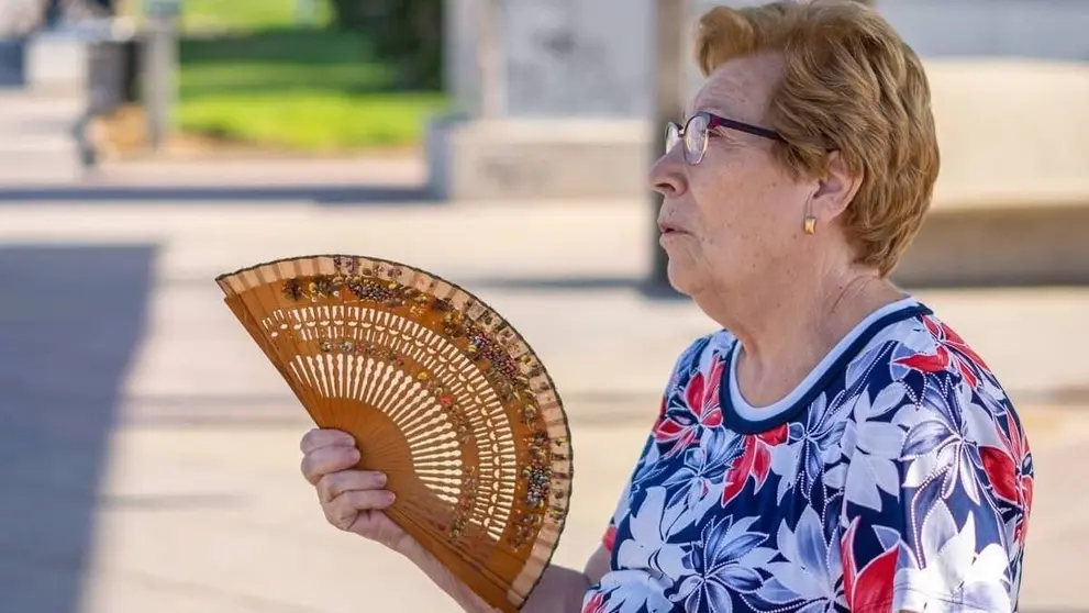 Una persona se abanica en plena calle