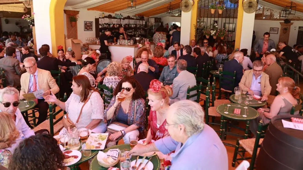 Comida en una caseta en la Feria del Caballo de Jerez | Cristo Garc&iacute;a
