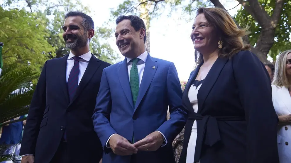Juanma Moreno, junto a Ram&oacute;n Fern&aacute;ndez Pacheco y Carmen Crespo