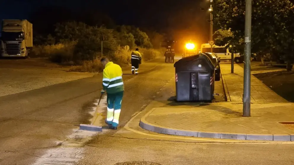 Operarios de la limpieza quitando la mancha de aceite | El MIRA