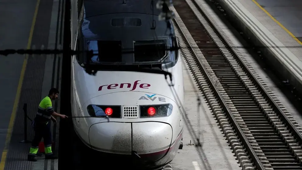 Un tren AVE en la estaci&oacute;n de Santa Justa