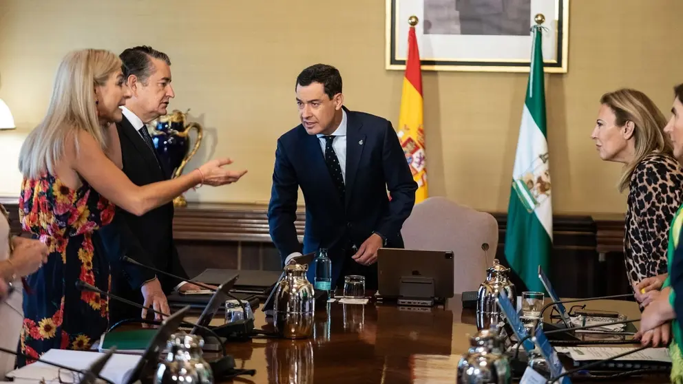 Juanma Moreno, rodeado de algunos de sus consejeros