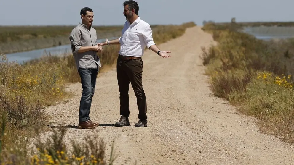 Ram&oacute;n Fern&aacute;ndez-Pacheco, junto a Juanma Moreno