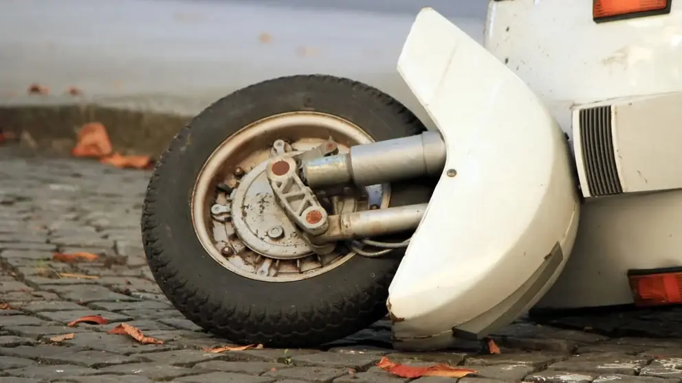 Rueda de una moto tras un accidente