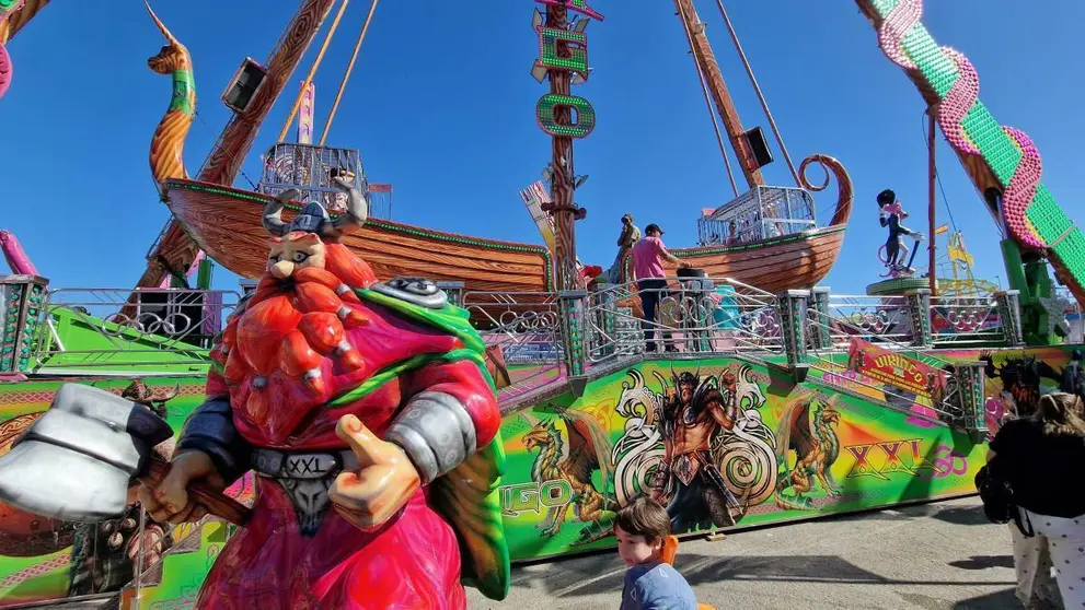 Atracci&oacute;n del Barco Vikingo en la Feria del Caballo de Jerez | El MIRA