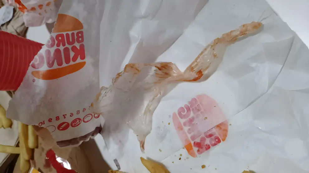Trozo de pl&aacute;stico en una hamburguesa de Burger King