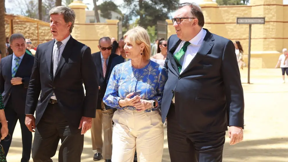 Arturo Bernal, junto a Mar&iacute;a Jos&eacute; Garc&iacute;a-Pelayo y Cayetano Mart&iacute;nez Irujo en la Feria de Jerez | Cristo Garc&iacute;a