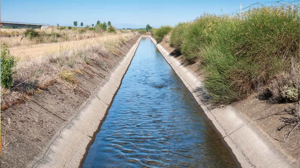 Una acequia en una foto de archivo