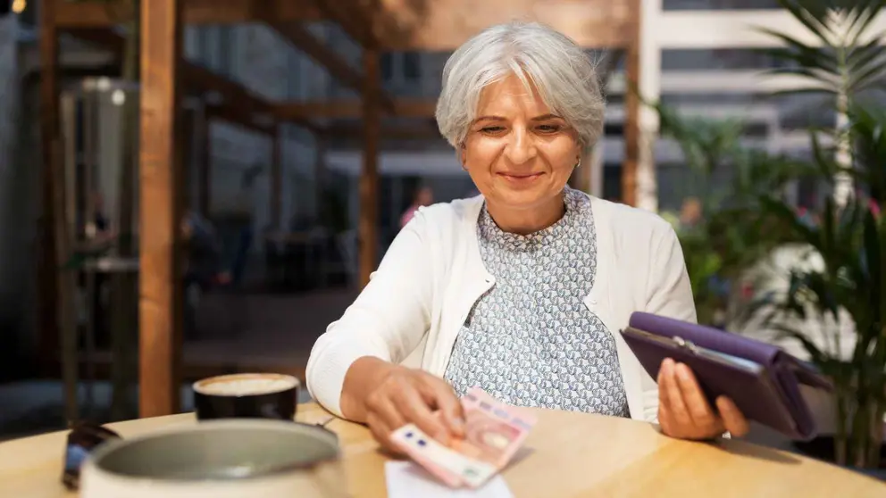 Una pensionista recibe una ayuda extra de la Seguridad Social