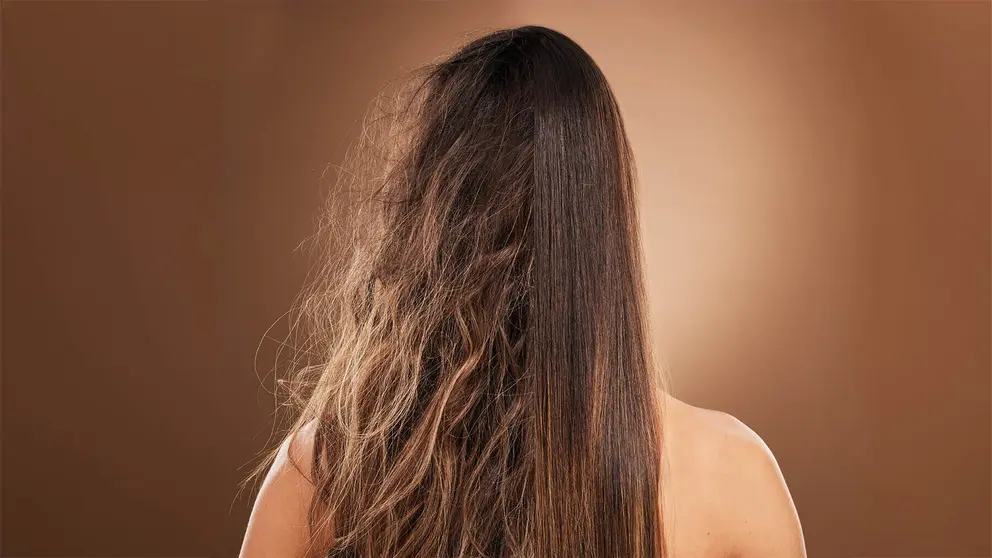 Muestra del cabello de una mujer del antes y despu&eacute;s del tratamiento de pelo encrespado