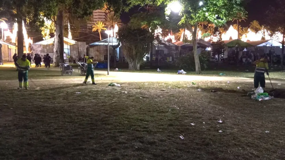 Trabajadores del servicio de limpieza recogiendo basura del parque de El Bosque en la Feria del Caballo