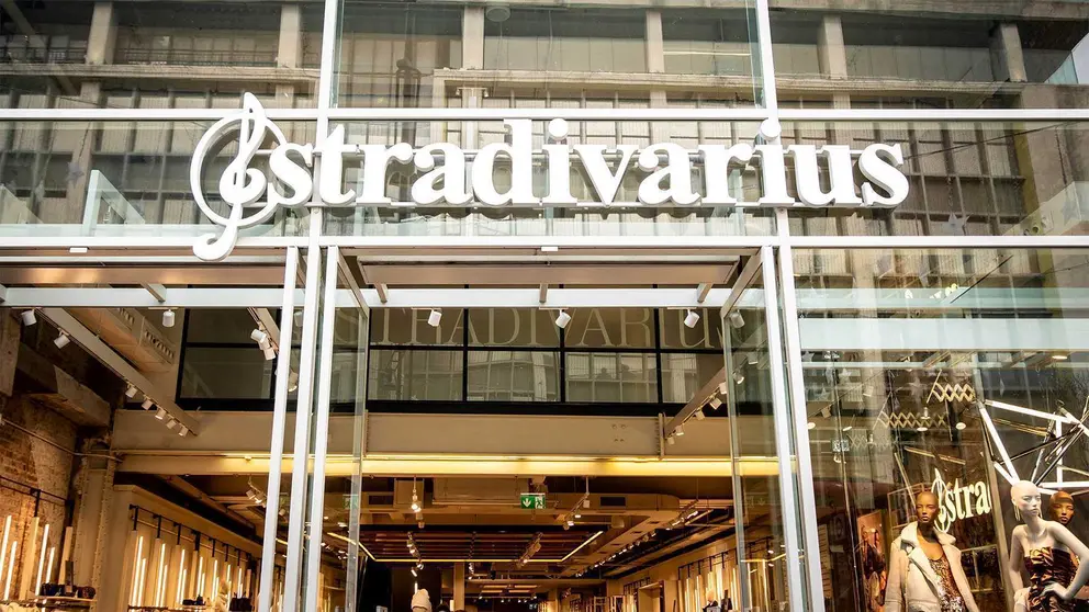 De entre todas las opciones disponibles, esta sandalia con cu&ntilde;a de Stradivarius se ha llevado todos los focos por su elegante dise&ntilde;o