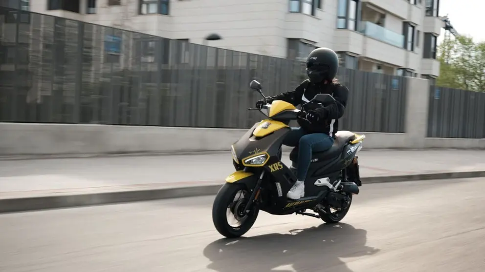 Un ni&ntilde;o conduce una moto en una imagen de archivo