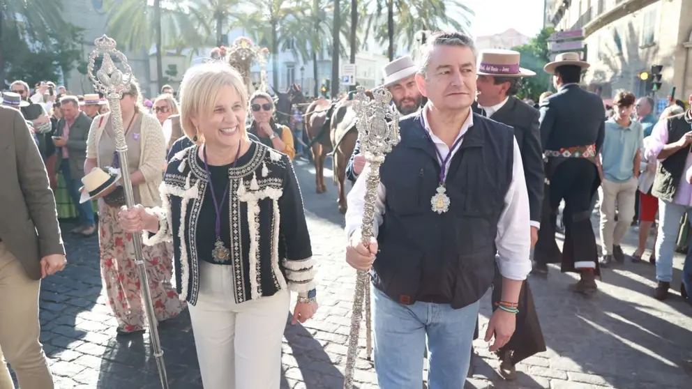 Mar&iacute;a Jos&eacute; Garc&iacute;a-Pelayo y Antonio Sanz en la salida de la Hermandad del Roc&iacute;o de Jerez | Cristo Garc&iacute;a