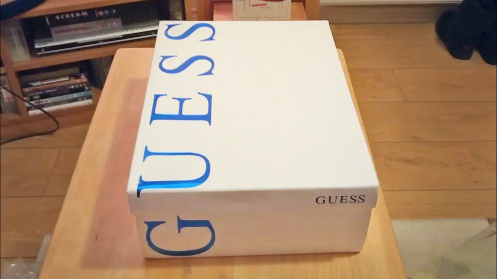 Caja de zapatos de Guess