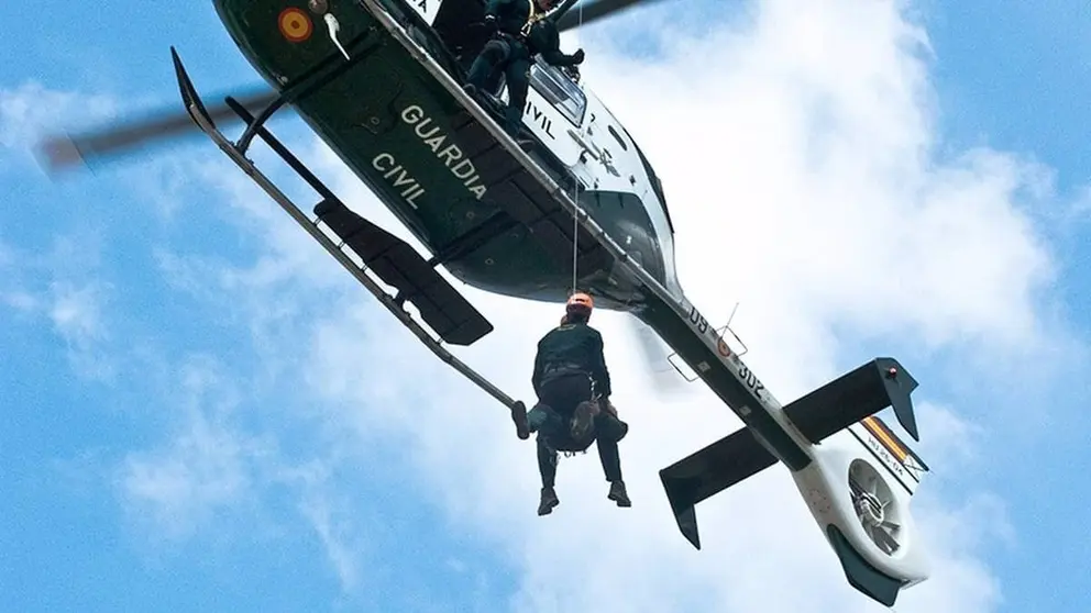 Un helic&oacute;ptero de rescate de la Guardia Civil