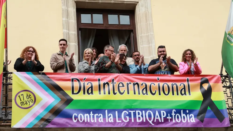 Colocaci&oacute;n de la pancarta del D&iacute;a contra la LGTBIQAP+fobia en el balc&oacute;n del Ayuntamiento | Cristo Garc&iacute;a