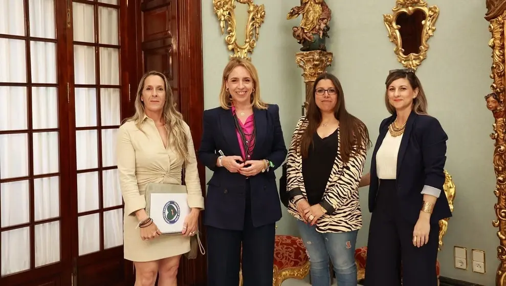Almudena Mart&iacute;nez se ha reunido con familiares de guardias civiles