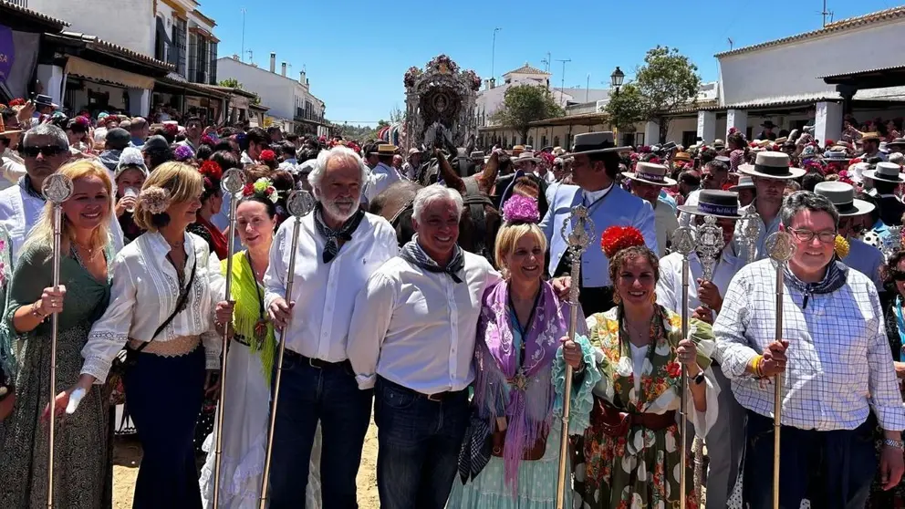 Miembros del Gobierno Municipal junto a la Hermandad del Roc&iacute;o de Jerez en El Roc&iacute;o