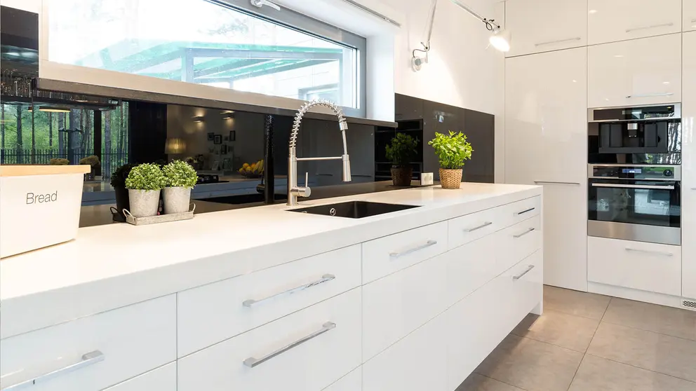 Cocina espaciosa de muebles blancos