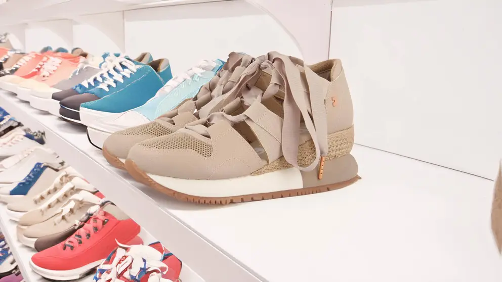 Zapatillas de moda casual en color beige tipo espadrille para mujer de la firma LIZARDA