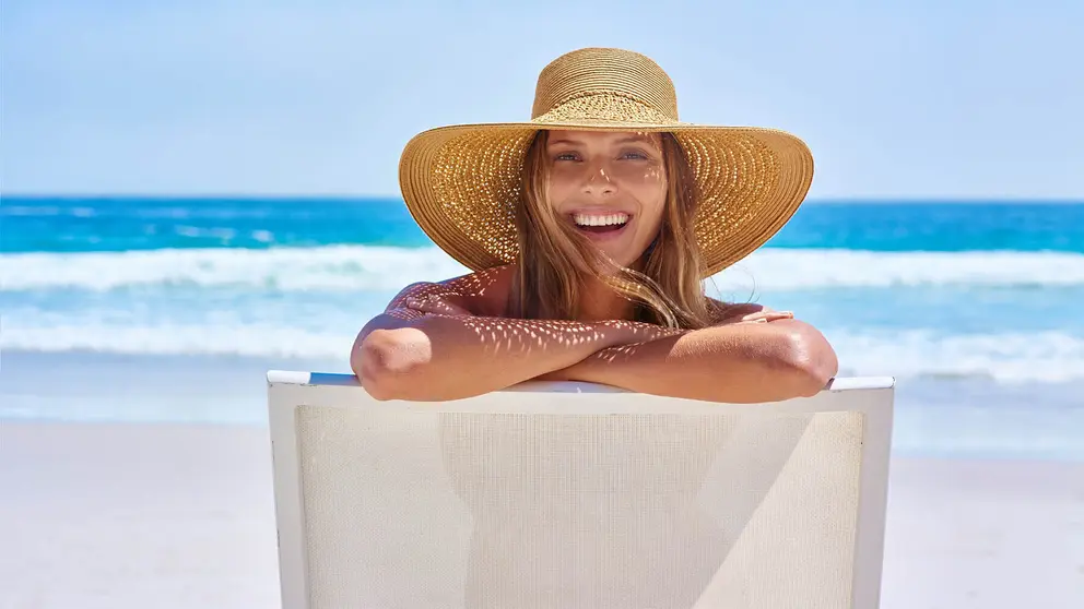 Ba&ntilde;ista en la playa sobre una tumbona