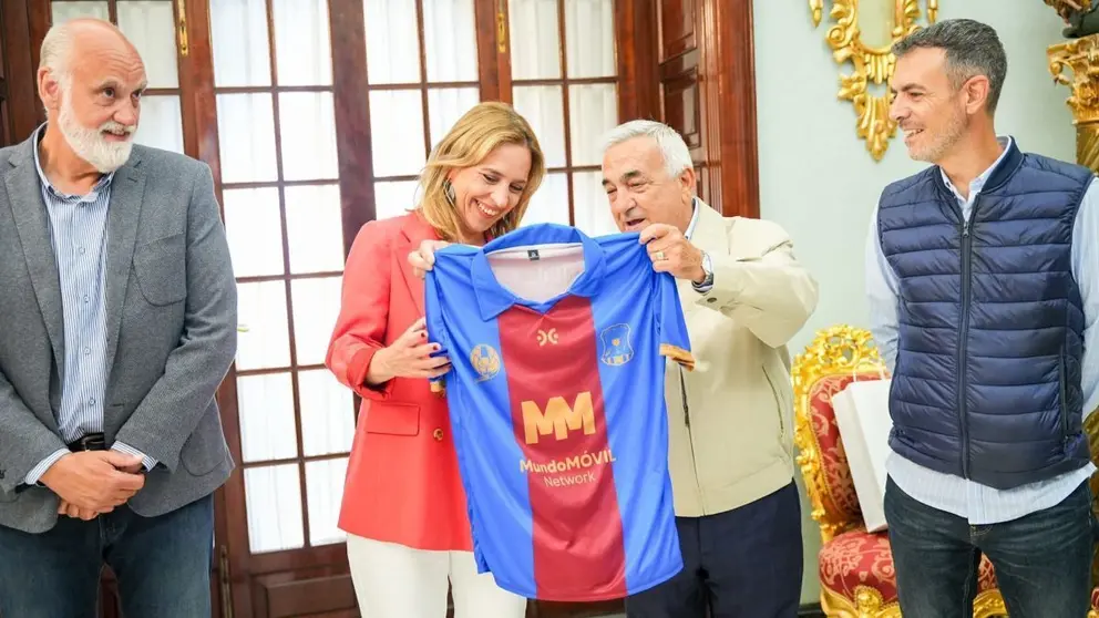 Almudena Mart&iacute;nez en la recepci&oacute;n al Jerez Industrial