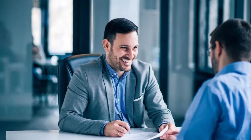 Un trabajador de la banca privada