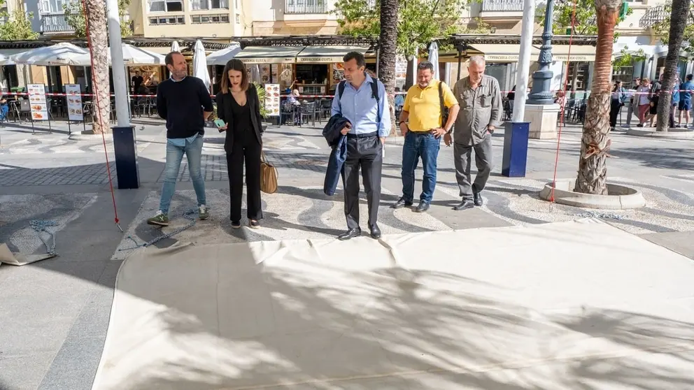 El alcalde Bruno Garc&iacute;a ha supervisado la colocaci&oacute;n de los toldos