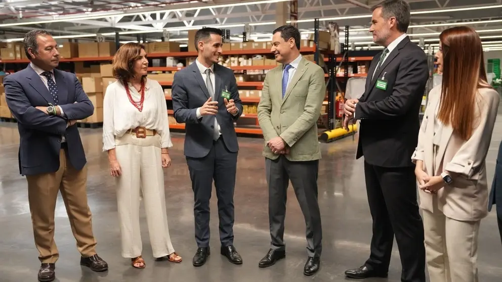 Juanma Moreno, durante su visita al centro log&iacute;stico de Mercadona