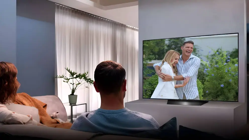 Pareja viendo Joaqu&iacute;n El Novato en una TV Samsung QLED