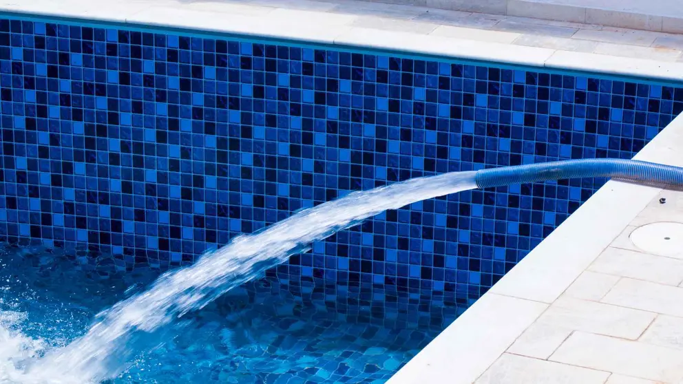 Llenado de una piscina