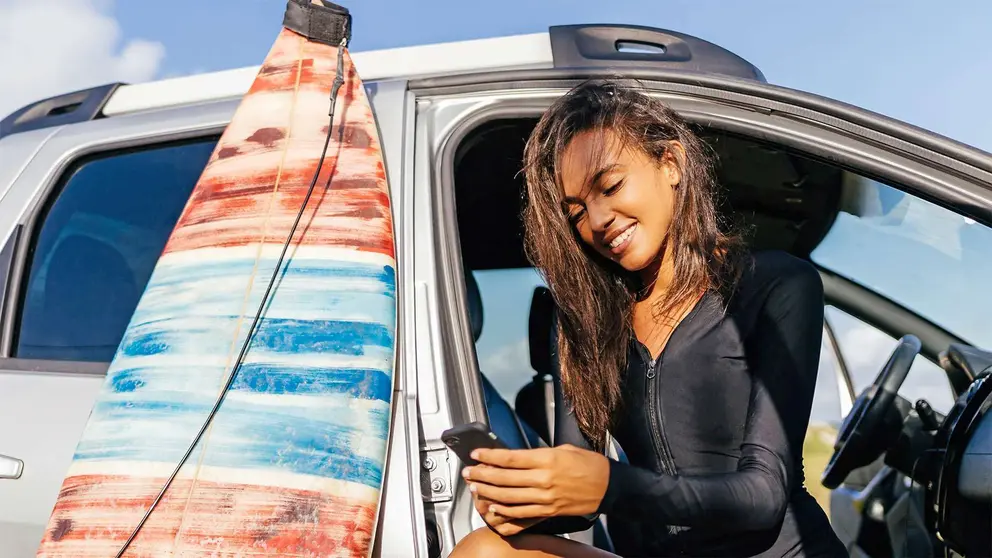 Mujer surfista moderna