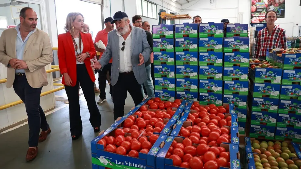Almudena Mart&iacute;nez, durante su visita a la Cooperativa Las Virtudes