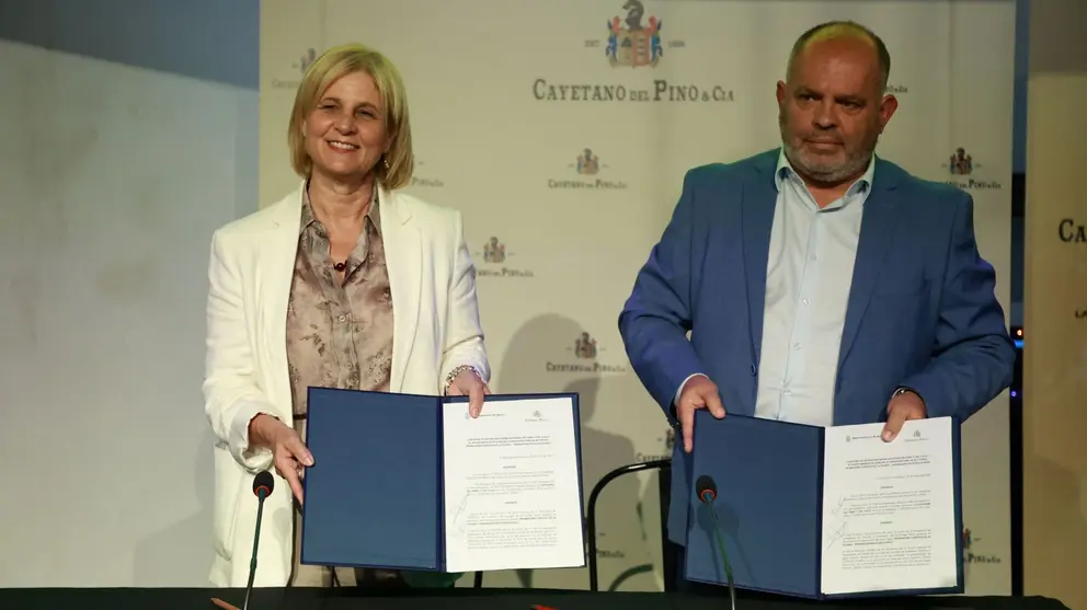 Garc&iacute;a-Pelayo y Fulgencio Meseguer firman el convenio para la recuperaci&oacute;n del Reloj del Gallo Azul | Cristo Garc&iacute;a