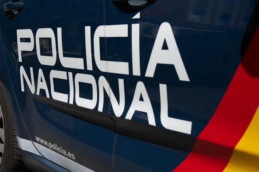 
<p>   C&Oacute;RDOBA, 25 (EUROPA PRESS)</p>
<p>   La Polic&iacute;a Nacional ha detenido a tres hombres, de los que no han trascendido m&aacute;s datos, por una reyerta con arma blanca ocurrida este viernes en la capital cordobesa, por la que resultaron heridos dos de los tres arrestados, seg&uacute;n han informado fuentes de la Polic&iacute;a Nacional a Europa Press.</p>
<p>    Estas fuentes consultadas han explicado que uno de ellos presentaba heridas leves, mientras que el otro permanece hospitalizado con pron&oacute;stico reservado y pendiente de evoluci&oacute;n. La Polic&iacute;a Nacional ha abierto una investigaci&oacute;n por este suceso.</p>
<p>   Por parte de Emergencias 112 Andaluc&iacute;a, se ha informado a Europa Press que este servicio recibi&oacute; una llamada por parte de un persona a las 18,00 horas de este viernes, que alertaba de una pelea entre varias personas en la calle Torremolinos de la ciudad de C&oacute;rdoba. A ra&iacute;z de estos hechos, el 112 moviliz&oacute; a Polic&iacute;a Local y Nacional, as&iacute; como a los servicios sanitarios.</p>
      