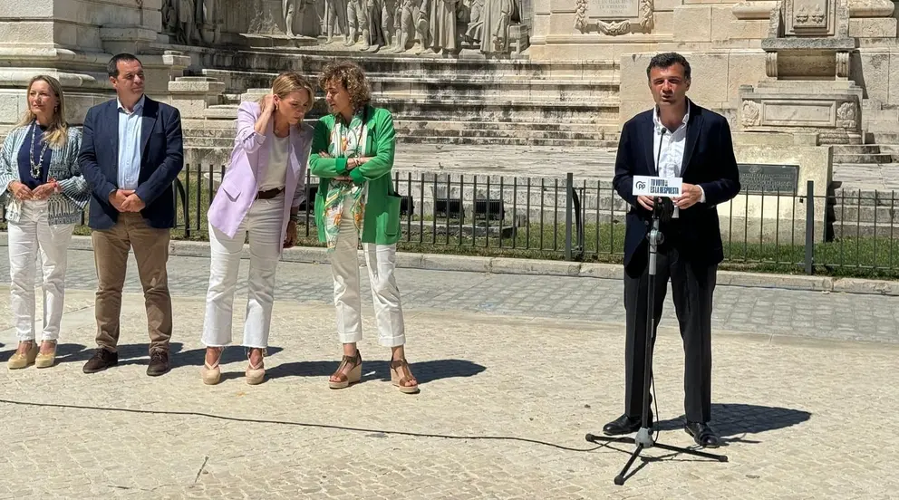 Bruno Garc&iacute;a ha informado sobre el desarrollo de las negociaciones con Zona Franca para el futuro hospital de C&aacute;diz | Rafa Dom&iacute;nguez