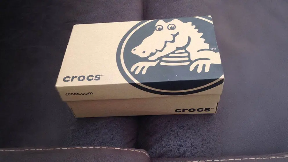 Caja de zapatillas y sandalias de Crocs