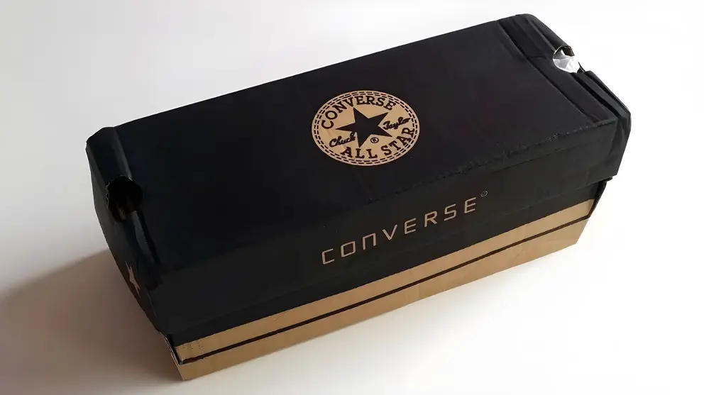 Caja de zapatillas y sandalias Converse