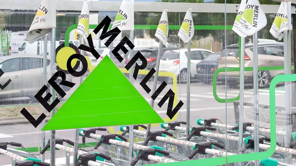 Parking de la tienda de muebles, construcci&oacute;n y decoraci&oacute;n para el hogar Leroy Merlin en Valencia