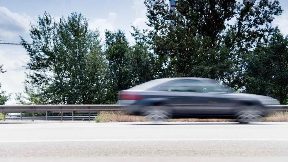 Un coche circulando a gran velocidad
