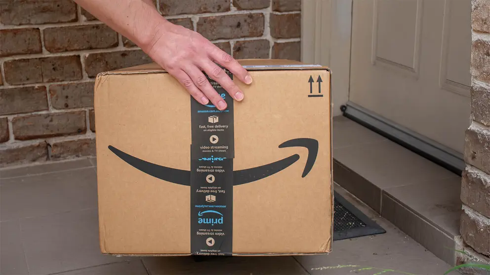 Caja Prime de Amazon entregada en la puerta principal de una vivienda