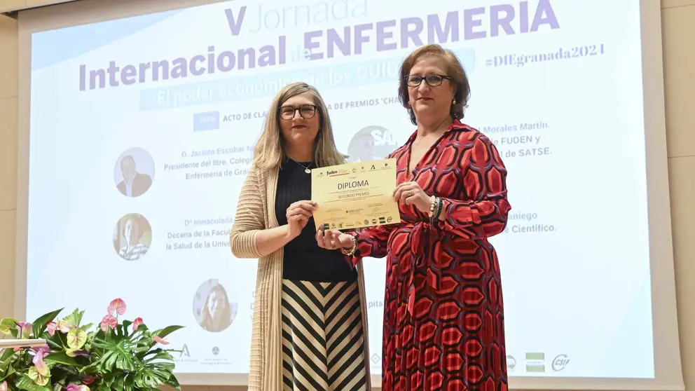 Eva Manuela Cotobal, recogiendo el segundo premio en la V Jornada Internacional de Enfermer&iacute;a