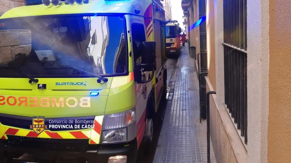 Bomberos actuando en un incendio en C&aacute;diz